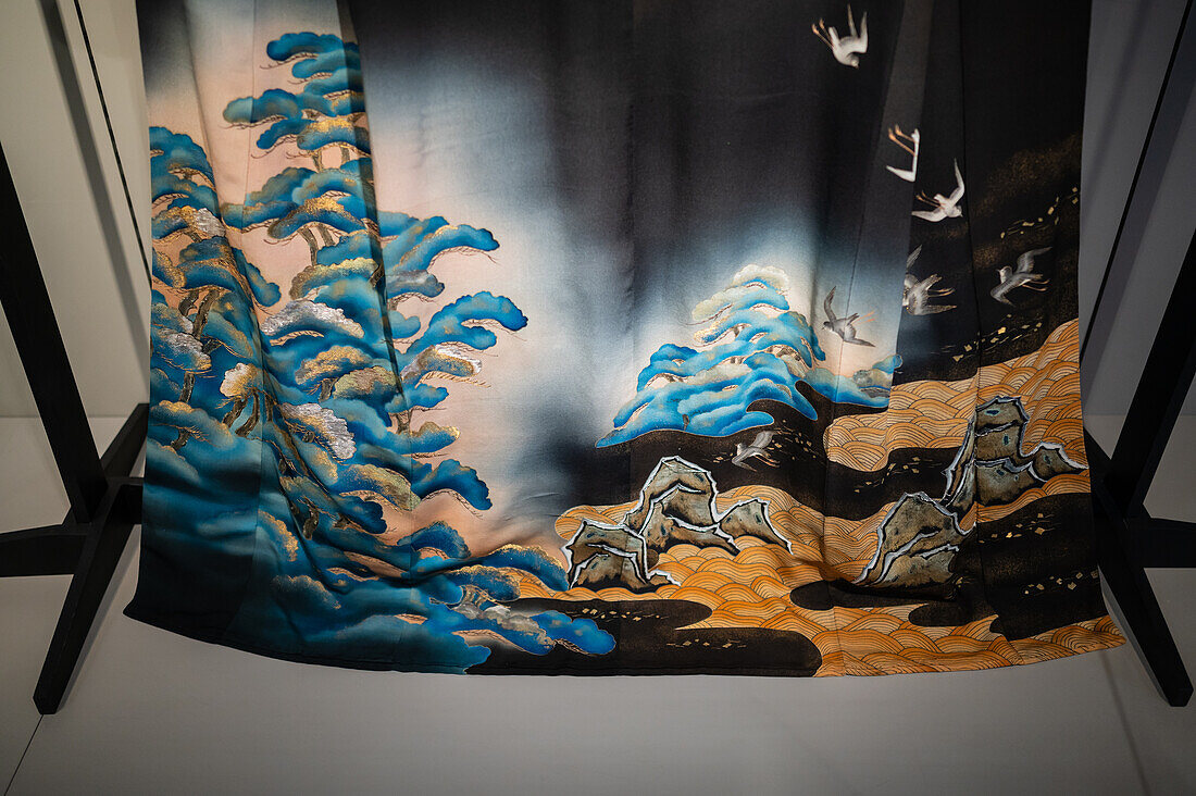 Kimono hikizuri kuromontsuki from Taishi era in painted and embroidered kinsha chirimen silk.