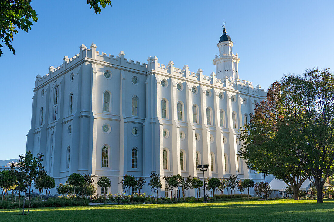 Der St. George Utah-Tempel der Kirche Jesu Christi der Heiligen der Letzten Tage in St. George, Utah. Er war der erste in Utah fertiggestellte Tempel und wurde 1871 eingeweiht.