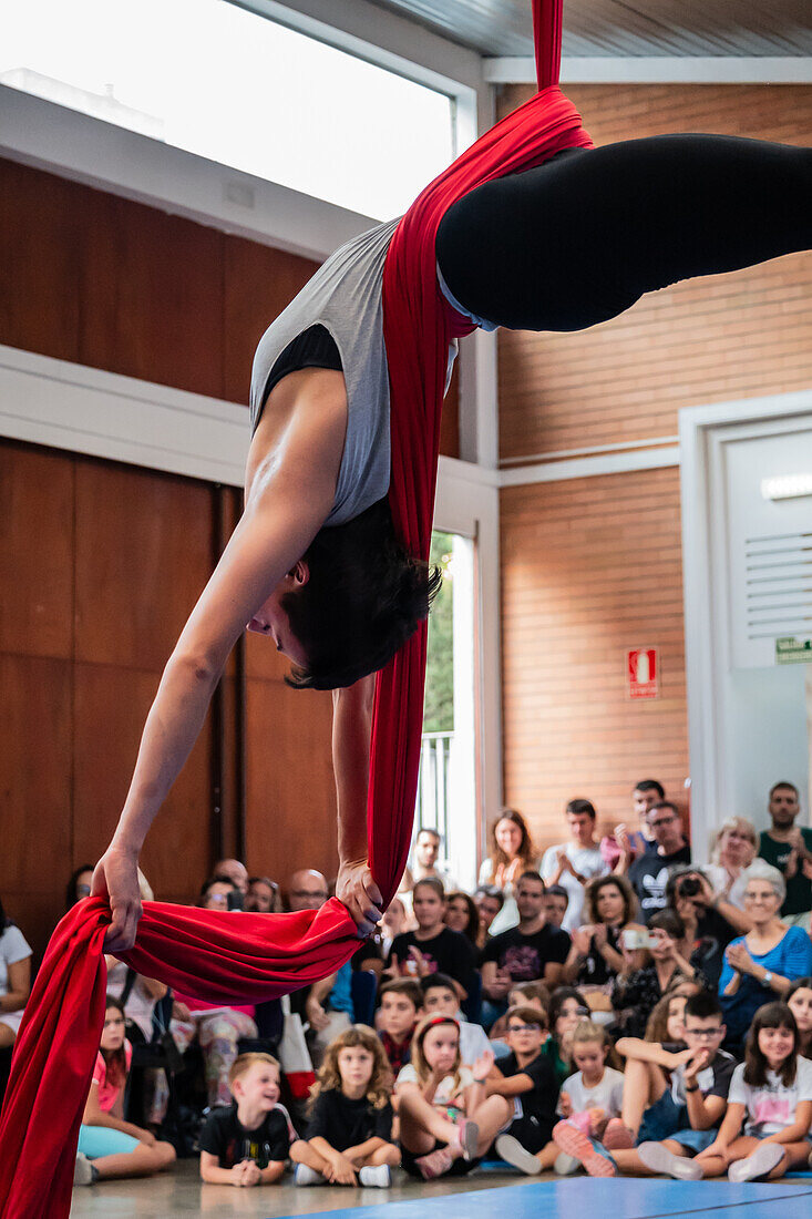 Zirkusvorstellung mit Kindern im Centro Civico La Almozara während der Fiestas de el Pilar, Zaragoza, Aragonien, Spanien