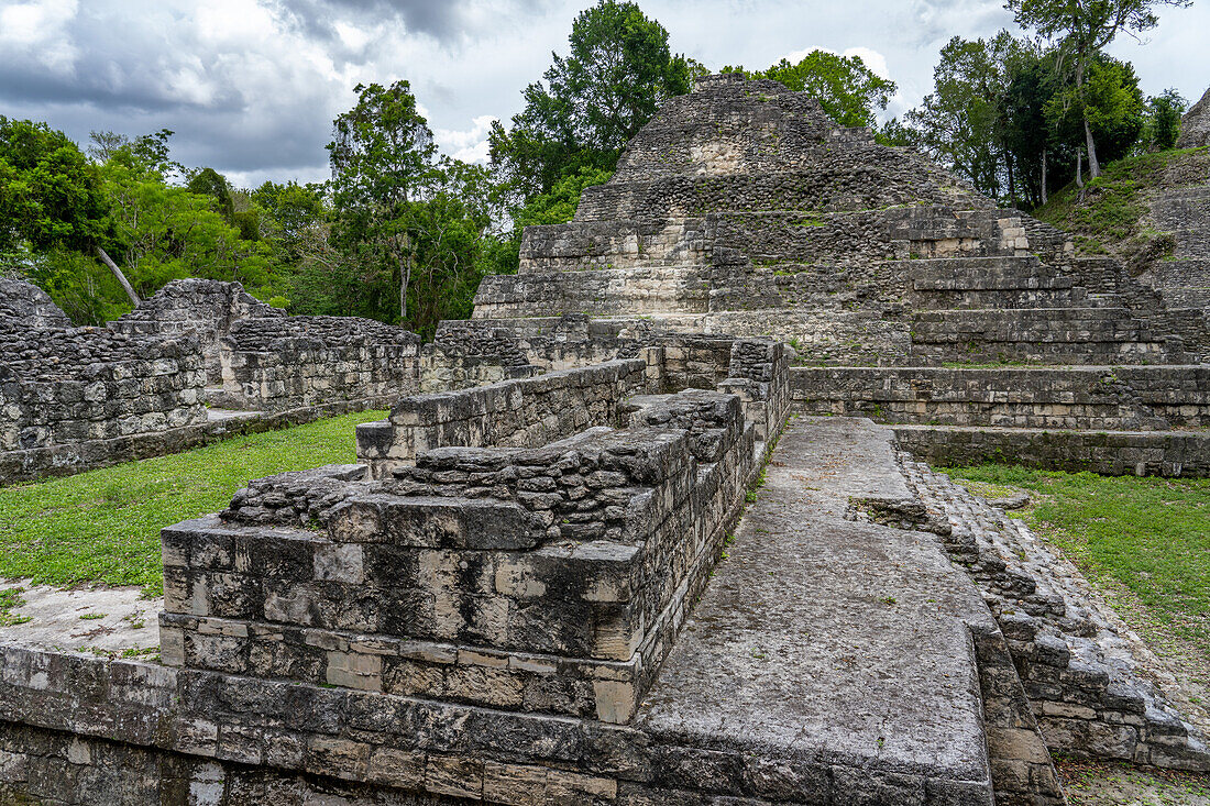 Struktur 146 in der Nord-Akropolis in den Maya-Ruinen im Yaxha-Nakun-Naranjo-Nationalpark, Guatemala. Struktur 144 liegt dahinter.