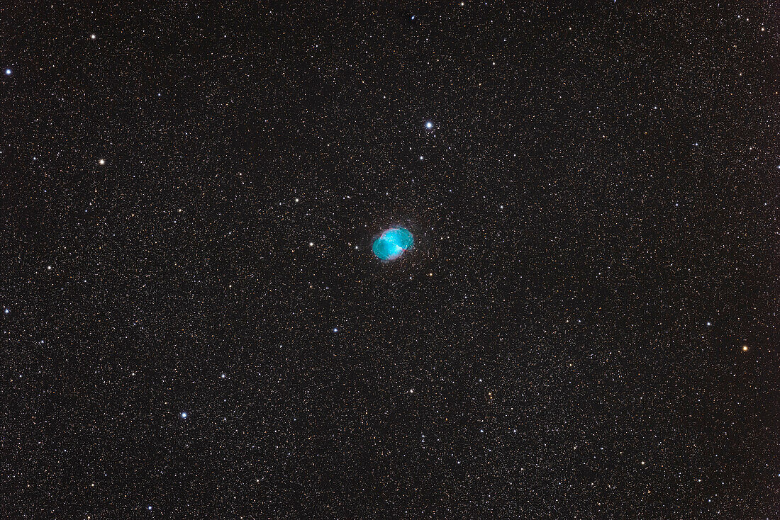Messier 27, der Hantelnebel in Vulpecula der Fuchs, einer der hellsten planetarischen Nebel am Himmel. Ich habe ihn schon oft fotografiert; dieses Bild entstand mit dem Askar APO120 Refraktor im Rahmen eines Tests des Teleskops im Oktober 2023.