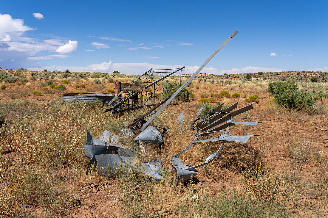 Das Segel einer alten, zusammengebrochenen Windpumpe oder Windmühle vom Typ Aeromotor auf einer ehemaligen Rinderfarm im Südosten Utahs.