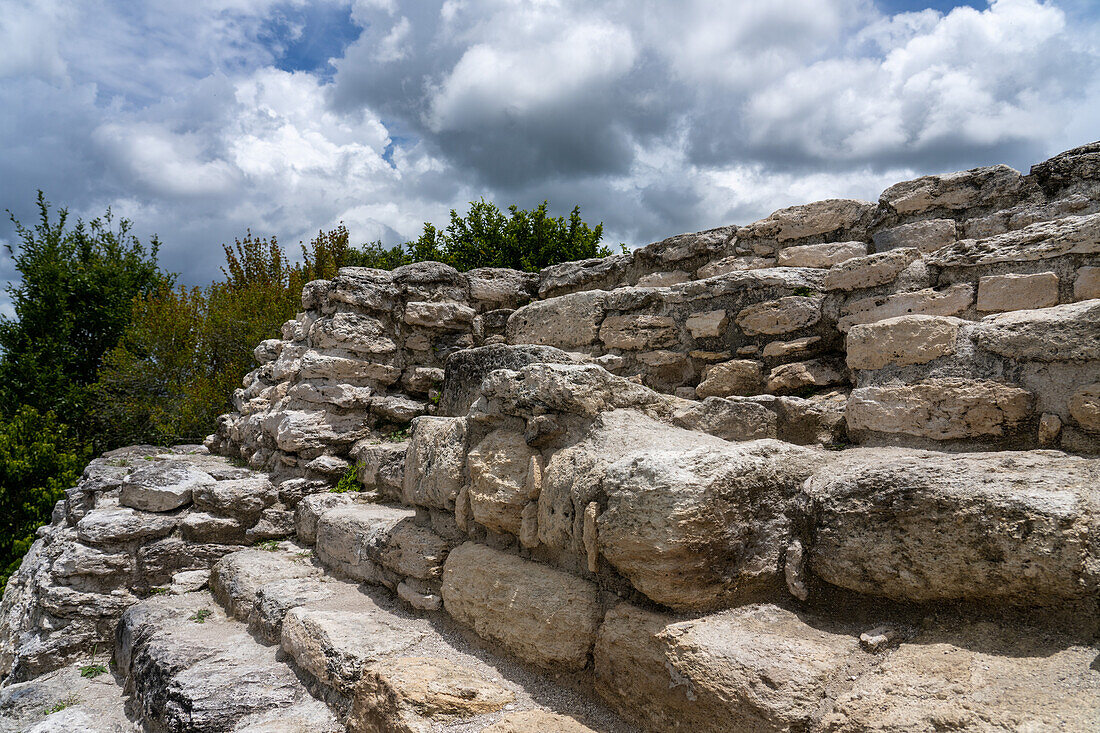 Ein Thron auf Struktur 142, einer Pyramide in der Nordakropolis in den Maya-Ruinen im Yaxha-Nakun-Naranjo-Nationalpark, Guatemala.