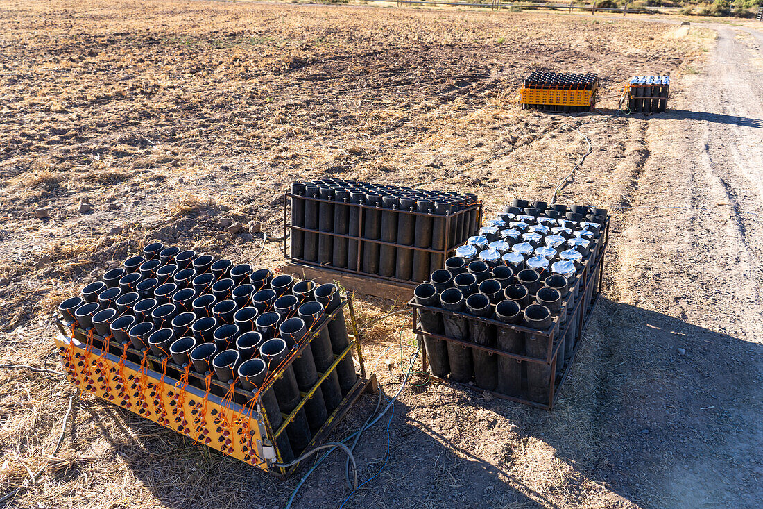 Eine Batterie von Abschussvorrichtungen für 4-Zoll-Pyrotechnikgranaten wird auf einem Feld in Utah für eine Feuerwerksshow vorbereitet.