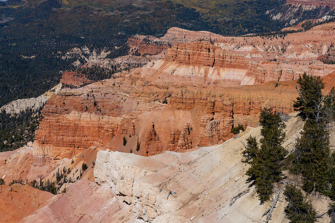 Farbenfrohe erodierte Landschaft am Sunset View Overlook im Cedar Breaks National Monument im Südwesten Utahs.