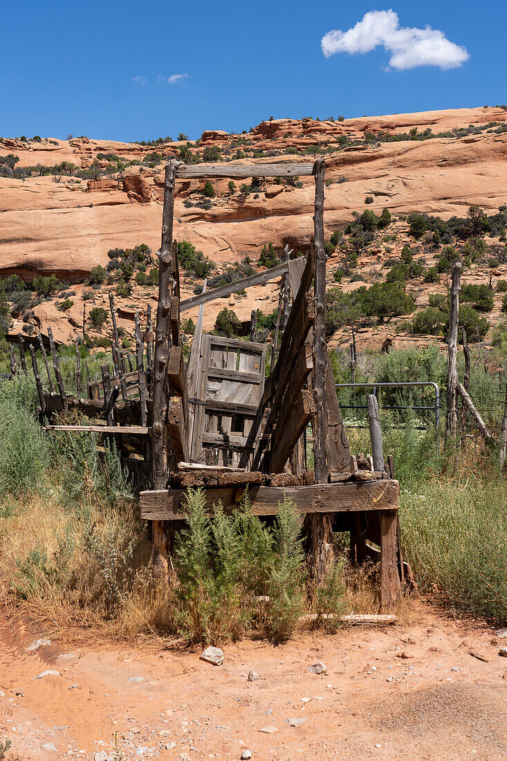 Eine alte Viehverladeschurre auf einer ehemaligen Rinderfarm im Südosten von Utah.