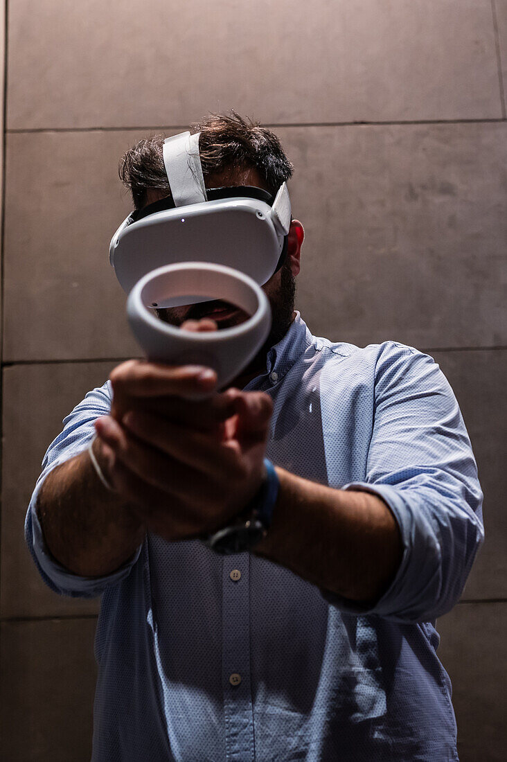 Junger Mann spielt mit dem Meta Quest 2 All-in-One VR-Headset während ZGamer, einem Festival für Videospiele, digitale Unterhaltung, Brettspiele und YouTuber während der El Pilar Fiestas in Zaragoza, Aragonien, Spanien