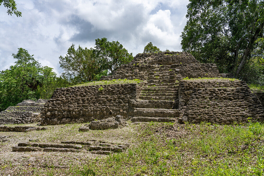 Struktur 6 der Maler-Gruppe oder Plaza of the Shadows in den Maya-Ruinen im Yaxha-Nakun-Naranjo-Nationalpark, Guatemala.