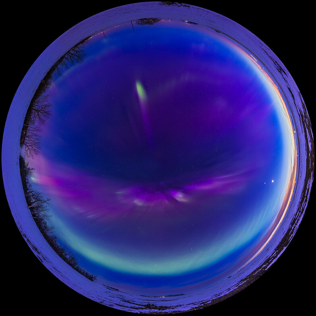 Ein 360°-Fischaugen-Panorama der großen Aurora zur Tagundnachtgleiche am 23. März 2023, wobei die Aurora bereits hell war, als sich der Himmel in der Dämmerung verdunkelte. Die Kp-Werte erreichten in dieser Nacht einen Spitzenwert von Kp7.