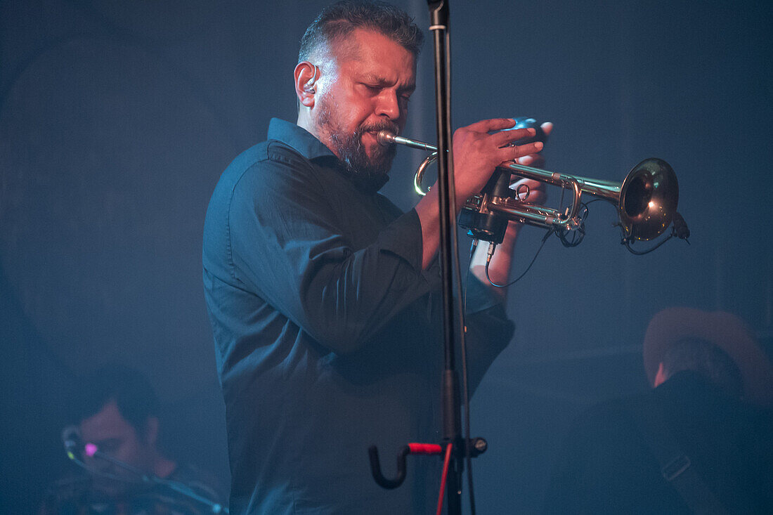 Calexico spielen live im Jardin de Invierno von Zaragoza während der Fiestas del Pilar, Spanien.