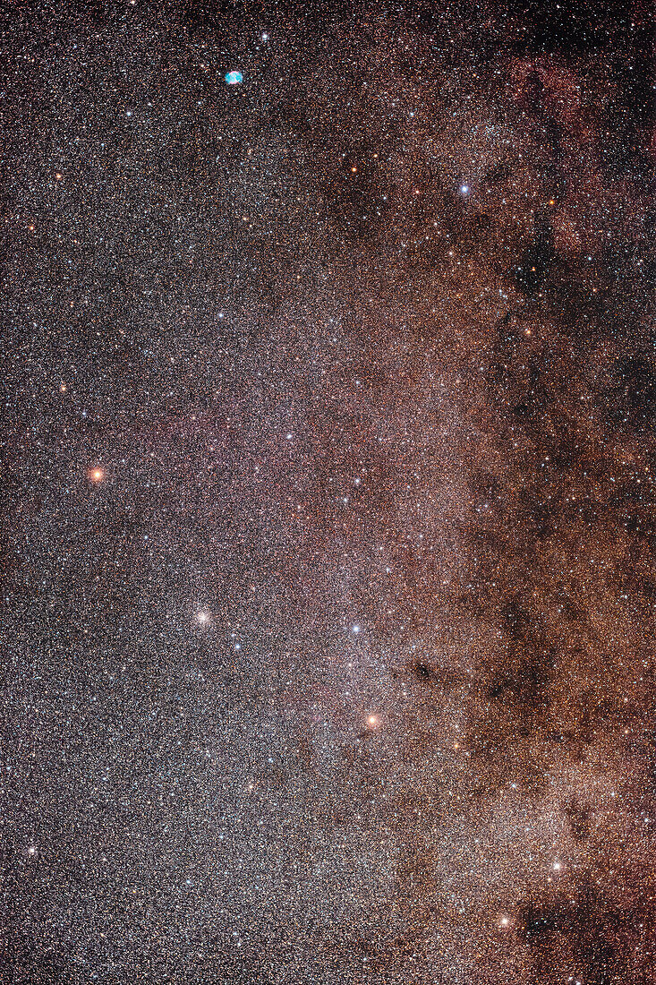 Dies ist ein Ausschnitt des Sternenfelds in der Milchstraße von Sagitta der Pfeil (unten) bis zum planetarischen Nebel Messier 27 oder dem Hantelnebel in Vulpecula (oben). Der Kugelsternhaufen M71 befindet sich unten links in Sagitta. Der spärliche offene Sternhaufen NGC 6830 befindet sich oben rechts. Interstellarer Staub trübt und vergilbt das Sternfeld.