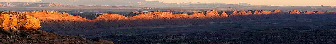 Comb Ridge bei Sonnenuntergang vom Baulie Point aus. Shash Jaa Einheit, Bears Ears National Monument, Utah.