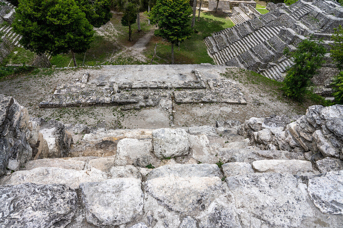 Struktur 142, eine Tempelpyramide in der nördlichen Akropolis in den Maya-Ruinen im Yaxha-Nakun-Naranjo-Nationalpark, Guatemala. Beachten Sie den Thron am oberen Ende der Treppe. Struktur 144 befindet sich rechts.
