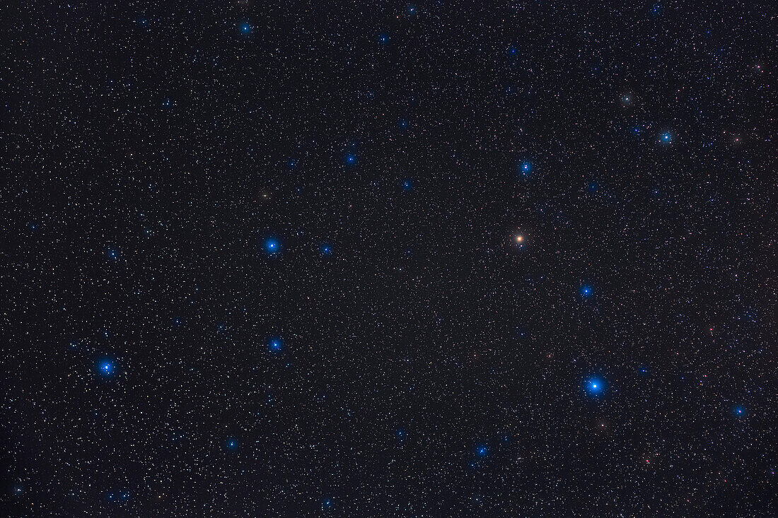 Ein Ausschnitt aus dem nördlichen Frühlingssternbild Löwe. Regulus ist der blaue Stern unten rechts. Darüber und rechts von der Mitte befindet sich der teleskopische Doppelstern Algieba oder Gamma Leonis.