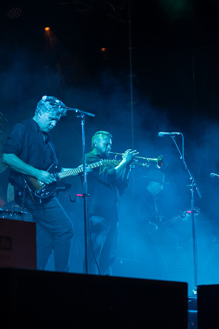 Calexico spielen live im Jardin de Invierno von Zaragoza während der Fiestas del Pilar, Spanien.