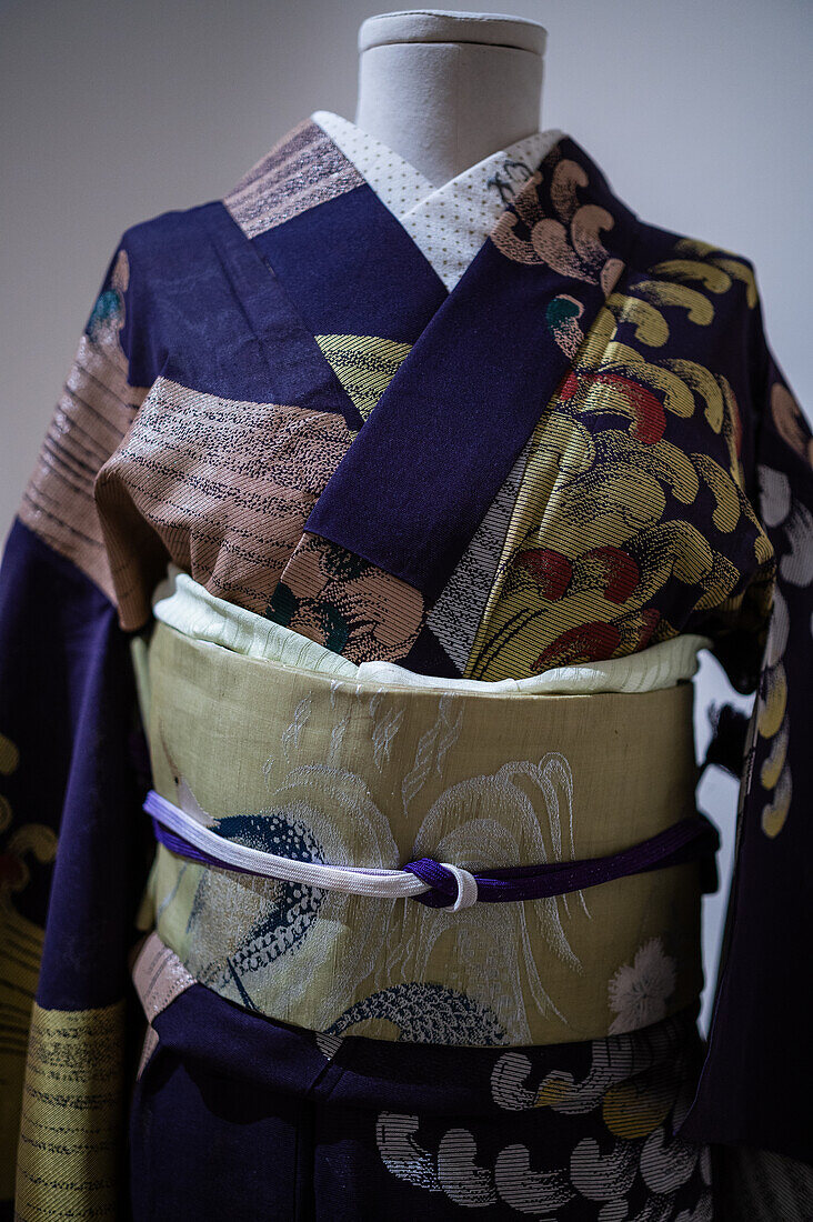 Kimono omeshi und Nagoya obi aus der Showa-Ära.