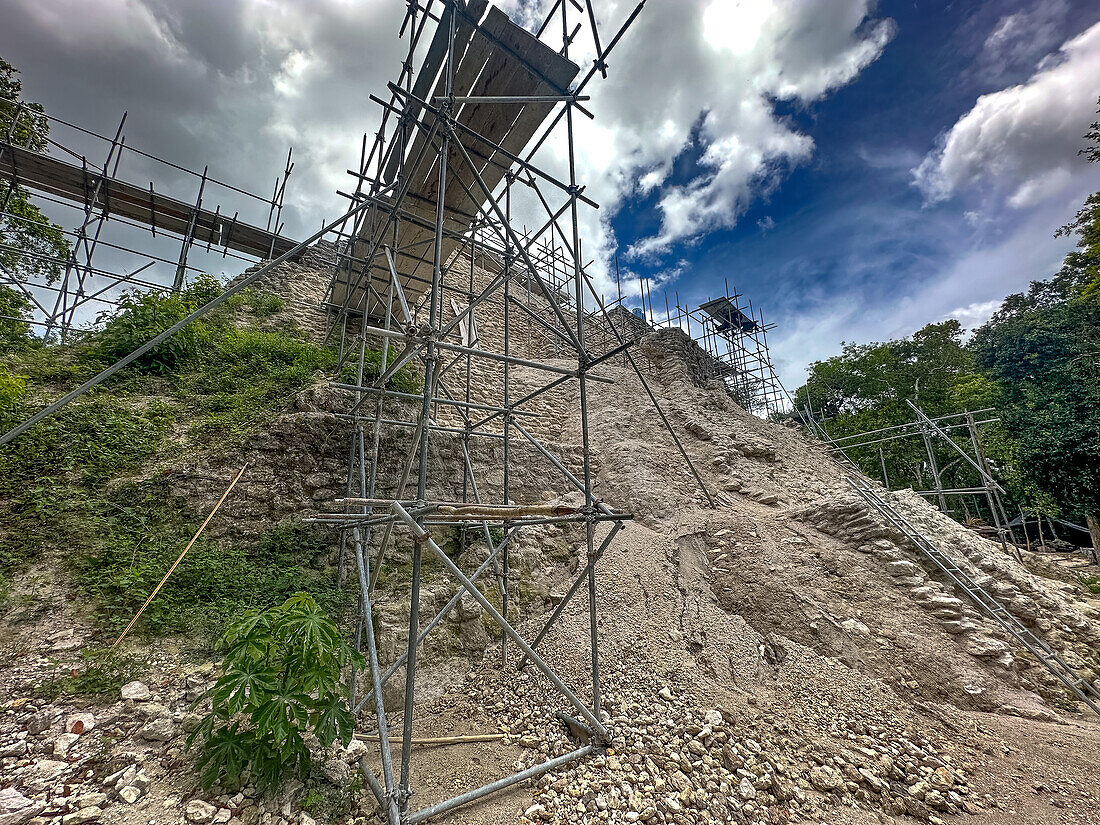 Gerüst für archäologische Arbeiten an der Struktur 137 in der Nordakropolis in den Maya-Ruinen im Yaxha-Nakun-Naranjo-Nationalpark, Guatemala.