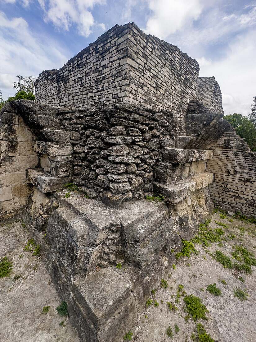 Detail des architektonischen Talud-Tablero-Stils in den Maya-Ruinen des Yaxha-Nakun-Naranjo-Nationalparks, Peten, Guatemala. Struktur 1 der Maler-Gruppe oder Plaza of the Shadows.