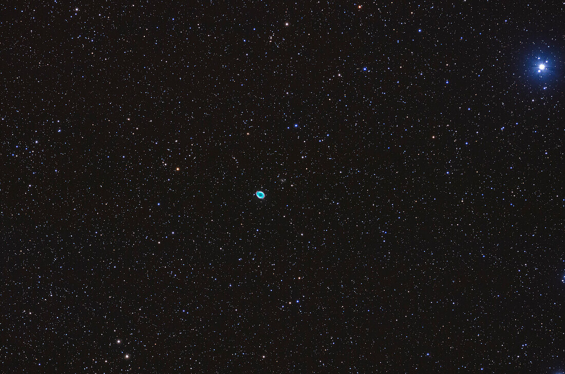 Messier 57, der Ringnebel, in der Leier, ein hervorragendes Beispiel eines planetarischen Nebels und eines der bekanntesten und am häufigsten beobachteten Objekte seiner Klasse.