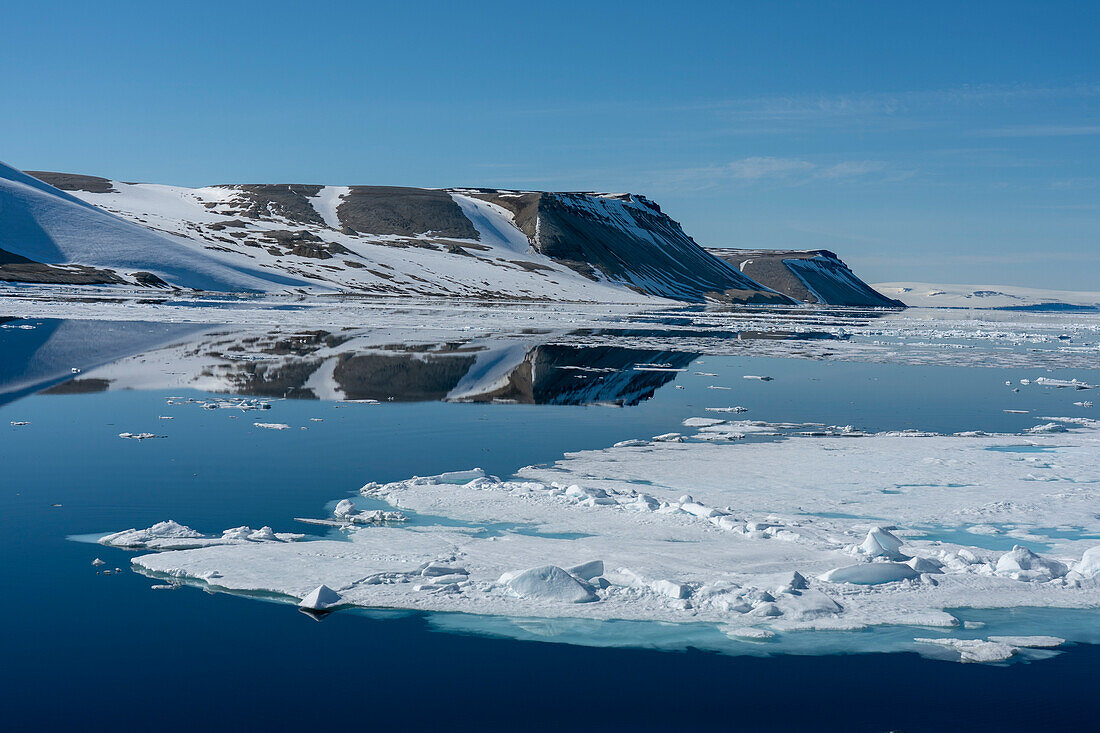 Meereis in Nordausladet, Svalbard Inseln, Norwegen.