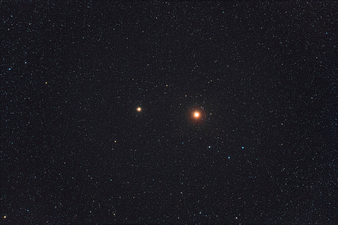 Dies ist Mars (rechts) in der Nähe des orangenen Riesensterns Mebsuta, auch bekannt als Epsilon Geminorum, am 12. April 2023. Mars war in dieser Nacht 50 Bogenminuten von dem Stern entfernt. In den beiden folgenden Nächten war er näher, etwa 20 und 16 Bogenminuten vom Stern entfernt. Mars hatte eine Helligkeit von +1,1, während Mebsuta +3 ist.