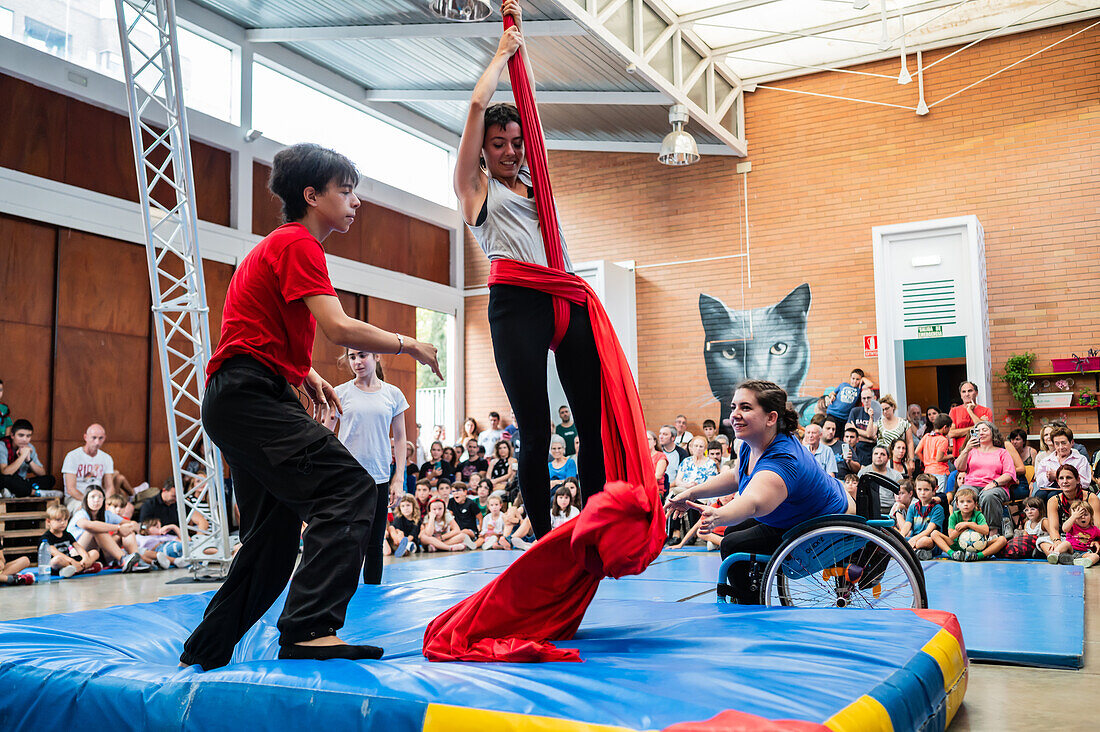 Zirkusvorstellung mit Kindern im Centro Civico La Almozara während der Fiestas von el Pilar, Zaragoza, Aragonien, Spanien