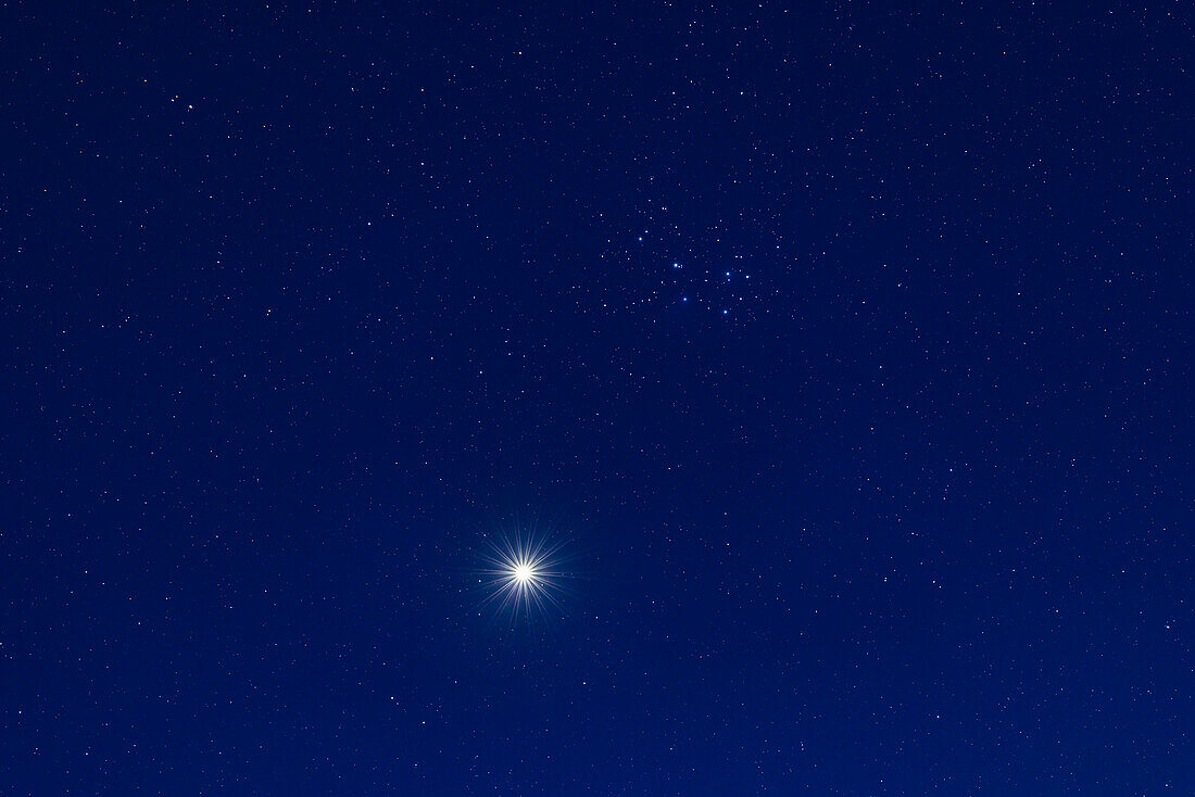 Ein enger Durchgang der Venus durch den Sternhaufen der Plejaden (M45) am 9. April 2023. In der nächsten Nacht war die Venus näher an den Plejaden, aber Wolken verhinderten eine Aufnahme am 10. April. Aber in der Nacht vor der nächsten Annäherung war es lange genug klar, um diese Aufnahme des hellen Planeten und der Sterne in der tiefblauen Dämmerung zu machen.
