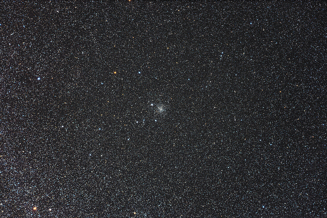 Dies ist der kleine, aber reiche Sternhaufen mit dem Spitznamen Fuchskopfhaufen, oder offiziell NGC 6819, im Sternbild Cygnus. Caroline Herschel, die Schwester von William Herschel, entdeckte ihn im Jahr 1784.