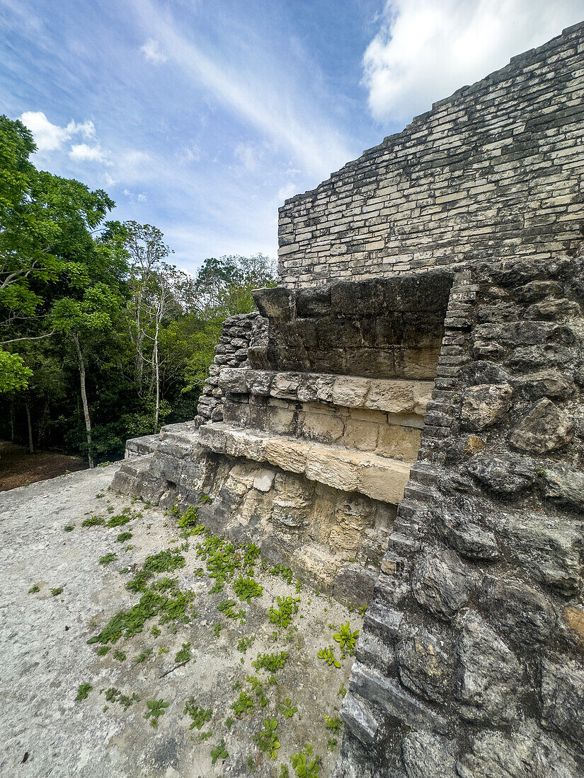 Detail der Talud-Tablero-Architektur in den Maya-Ruinen im Yaxha-Nakun-Naranjo-Nationalpark, Peten, Guatemala. Struktur 1 der Maler-Gruppe oder Plaza der Schatten.