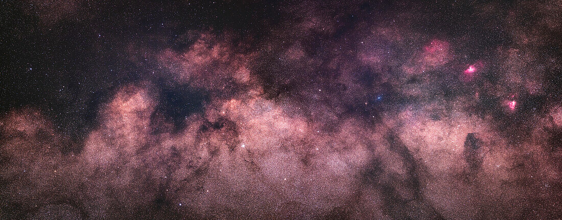 Ein Panorama der Milchstraße von Scutum (links) bis Serpens (rechts), mit der Scutum-Sternwolke links von der Mitte und den Messier-Nebeln 16 und 17 (Adler bzw. Schwan) rechts. Der große schwache rote Fleck über und links von M16 ist Sharpless 2-54. Der Sternhaufen M25 befindet sich unten rechts. Die Sternhaufen M11 und M26 sind in der Mitte im Scutum sichtbar.