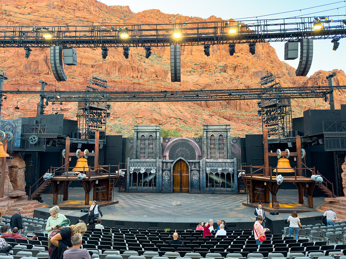Bühnenbild für den Glöckner von Notre Dame vor der Aufführung im Tuacahn Center for the Arts, St. George, Utah. Das Amphitheater befindet sich an der Mündung des Padre Canyon.