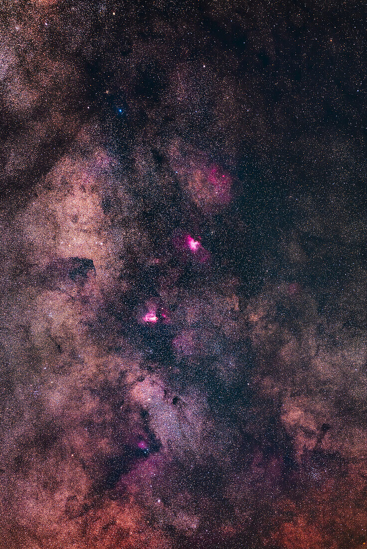 Dies ist ein Ausschnitt aus der reichhaltigen Sammlung von Nebeln, Sternhaufen und Sternwolken in der Region der Milchstraße vom nördlichen Schützen (unten) bis zum südlichen Skutum (oben).