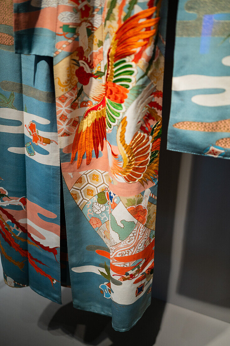 Kimono furisode from Taisho era with kinsha chirimen silk embroidered with gold thread.
