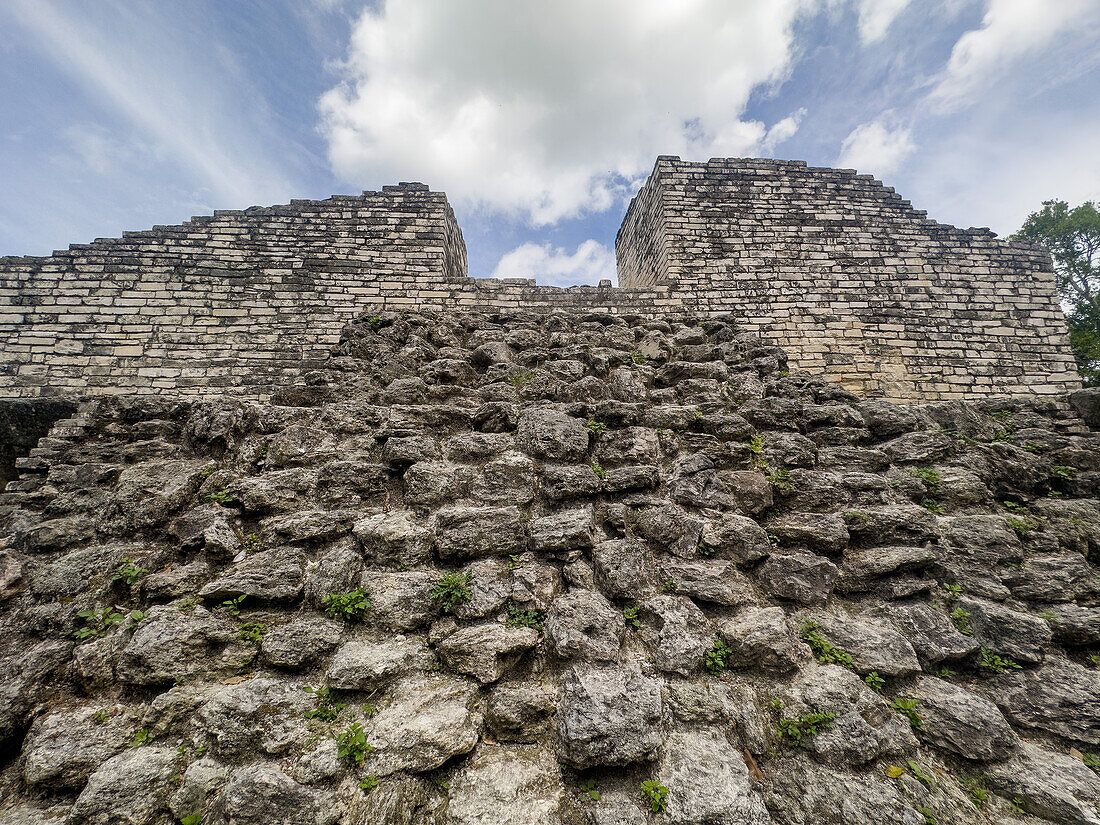 Struktur 1 der Maler-Gruppe oder Plaza of the Shadows in den Maya-Ruinen im Yaxha-Nakun-Naranjo-Nationalpark, Guatemala.