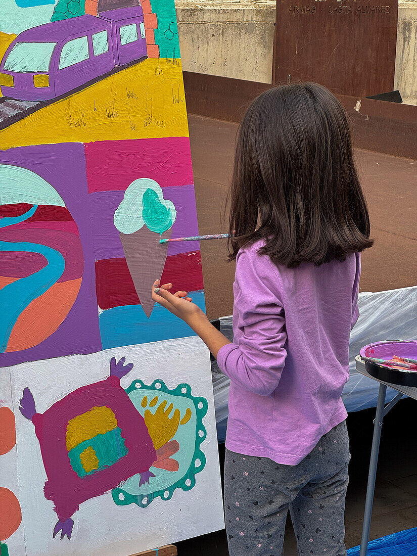 Straßenkunstprojekt des Studios ArteBrije in Zusammenarbeit mit Einwandererkindern in Zaragoza, Spanien