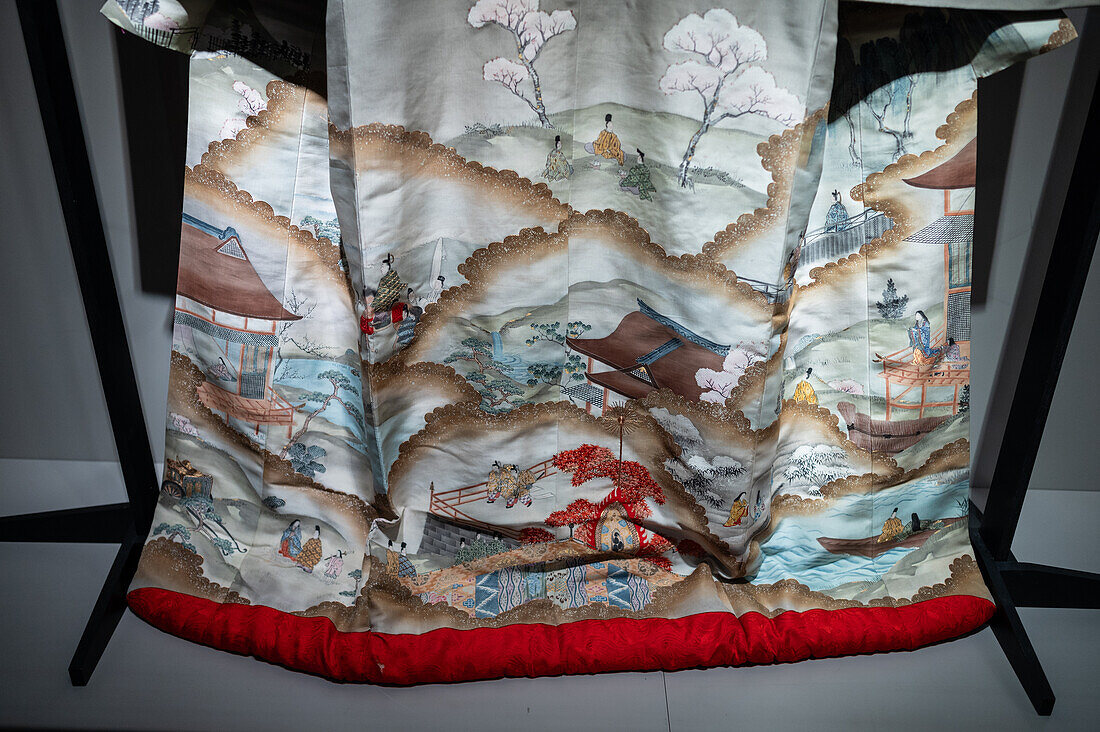 Kimono uchikake aus der Meiji-Ära, handbemalte und bestickte Seide.