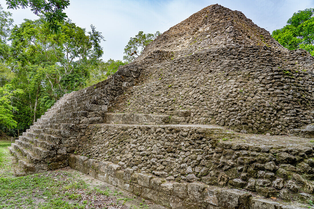 Eine Tempelpyramide in Plaza C, vermutlich ein astronomischer Komplex in den Maya-Ruinen im Yaxha-Nakun-Naranjo-Nationalpark, Guatemala.