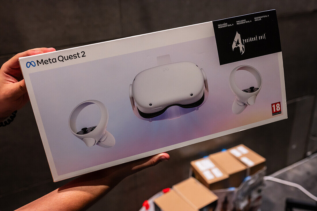 Meta Quest 2 All-in-One VR-Headset bei ZGamer, einem Festival für Videospiele, digitale Unterhaltung, Brettspiele und YouTuber während der El Pilar Fiestas in Zaragoza, Aragonien, Spanien