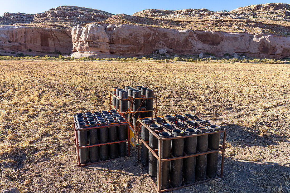 Eine Batterie von Abschussvorrichtungen für 4"- und 6"-Pyrotechnikgranaten wird für eine Feuerwerksshow auf einem Feld in Utah vorbereitet.