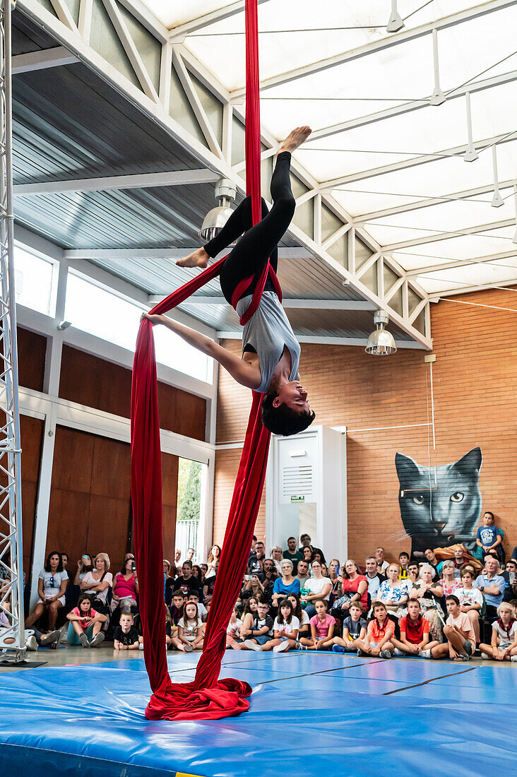 Zirkusvorstellung mit Kindern im Centro Civico La Almozara während der Fiestas de el Pilar, Zaragoza, Aragonien, Spanien