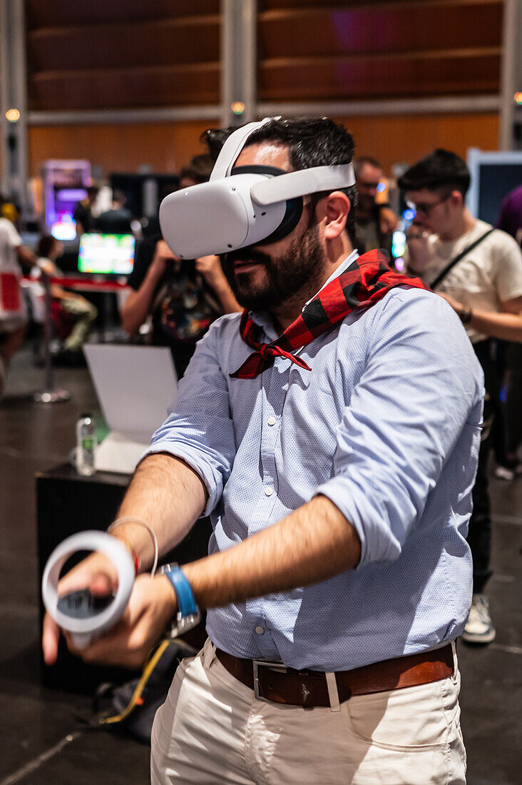Junger Mann spielt mit Meta Quest 2 All-in-One VR-Headset während ZGamer, einem Festival für Videospiele, digitale Unterhaltung, Brettspiele und YouTuber während El Pilar Fiestas in Zaragoza, Aragon, Spanien