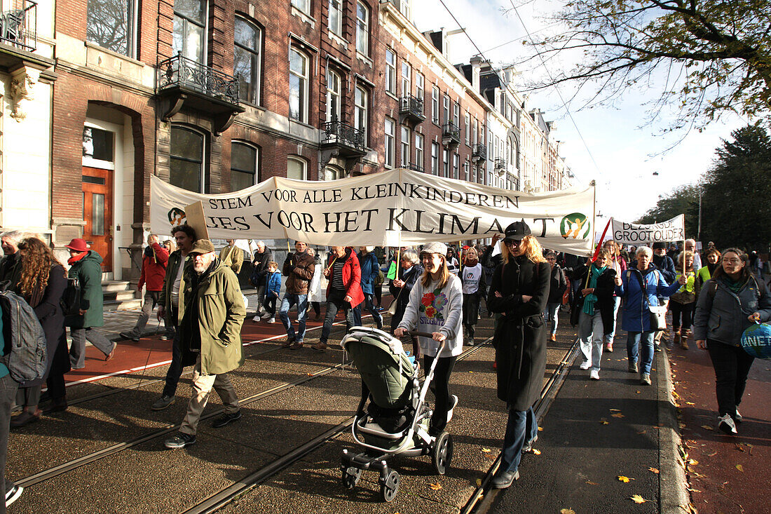 Umweltaktivisten und Unterstützer nehmen am 12. November 2023 in Amsterdam, Niederlande, am Marsch für Klima und Gerechtigkeit teil. Die Demonstranten fordern von der niederländischen Regierung und den führenden Politikern der Welt Maßnahmen zur Bekämpfung des Klimawandels, der immer wieder Hitzerekorde bricht und tiefgreifende Veränderungen für alles Leben auf der Erde mit sich bringt. Schätzungsweise 70.000 Menschen haben am Sonntag am Klimamarsch in Amsterdam teilgenommen, so die Stadtverwaltung von Amsterdam.