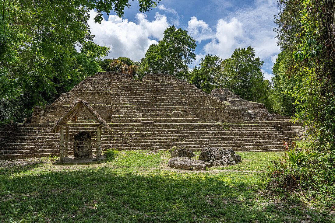 Struktur 4 der Malergruppe oder Plaza of the Shadows in den Maya-Ruinen im Yaxha-Nakun-Naranjo-Nationalpark, Guatemala.