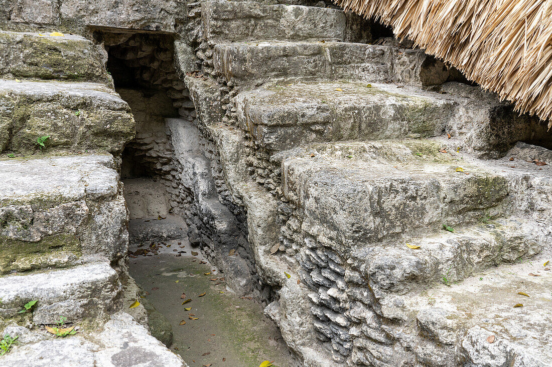 Ausgrabung, die frühere Bauschichten in der nördlichen Akropolis in den Maya-Ruinen im Yaxha-Nakun-Naranjo-Nationalpark, Guatemala, zeigt. Struktur 135.