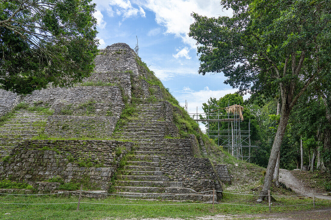 Gerüst für archäologische Arbeiten an Struktur 137 in der Nordakropolis in den Maya-Ruinen im Yaxha-Nakun-Naranjo-Nationalpark, Guatemala.