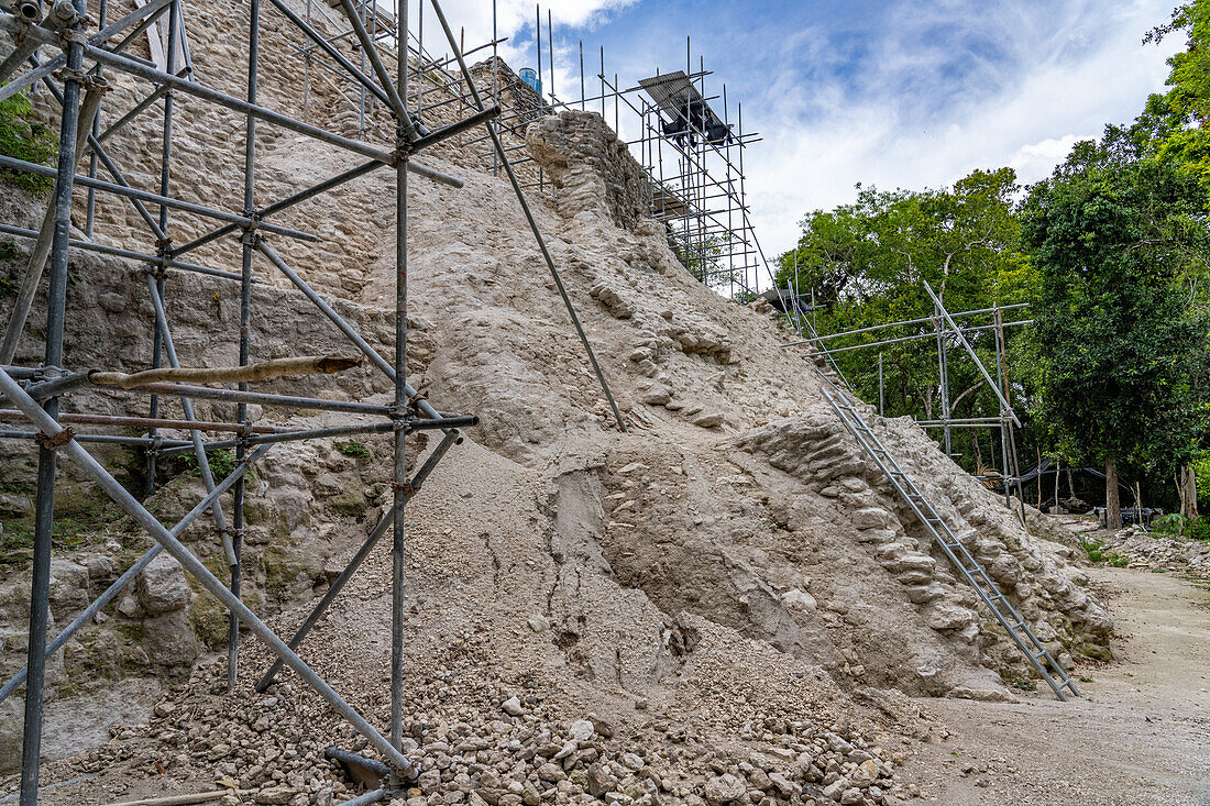 Gerüst für archäologische Arbeiten an Struktur 137 in der nördlichen Akropolis in den Maya-Ruinen im Yaxha-Nakun-Naranjo-Nationalpark, Guatemala.