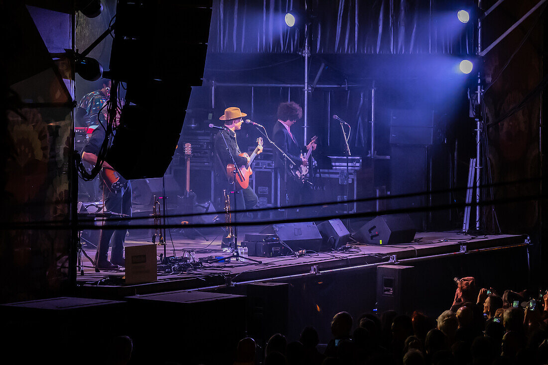 Calexico spielen live im Jardin de Invierno von Zaragoza während der Fiestas del Pilar, Spanien.