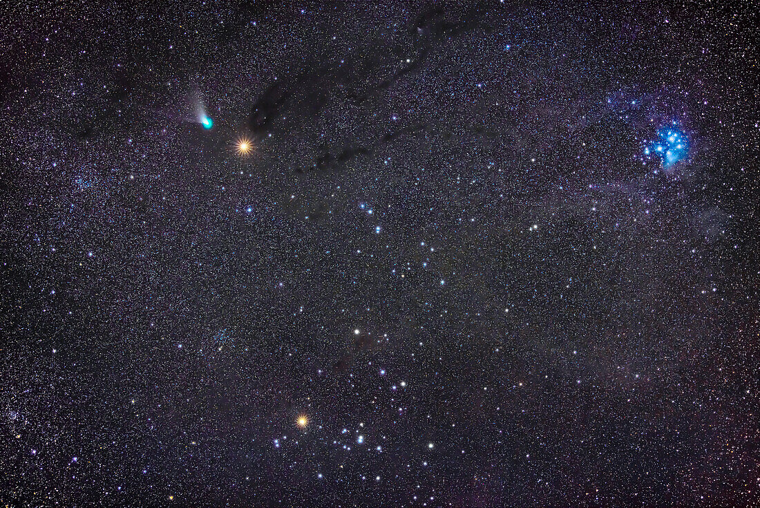Komet C/2022 E3 (ZTF) im Sternbild Stier in der Nacht des 10. Februar 2023. Der Komet ist das cyanfarbene Leuchten über dem hellen orangenen Mars oben links.