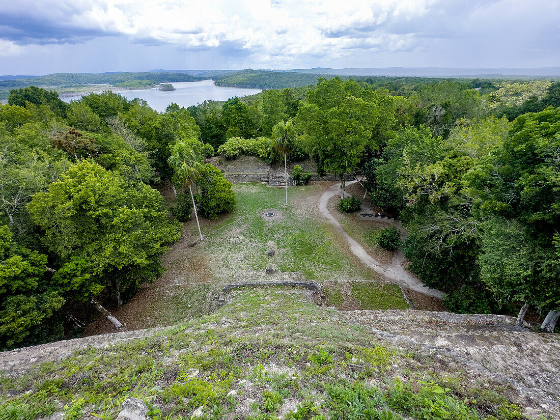 Blick auf den Yaxha-See und die Plaza E von der Spitze der Struktur 216 in den Maya-Ruinen im Yaxha-Nakun-Naranjo-Nationalpark, Guatemala. Die Struktur 216 ist die höchste Pyramide in den Yaxha-Ruinen.