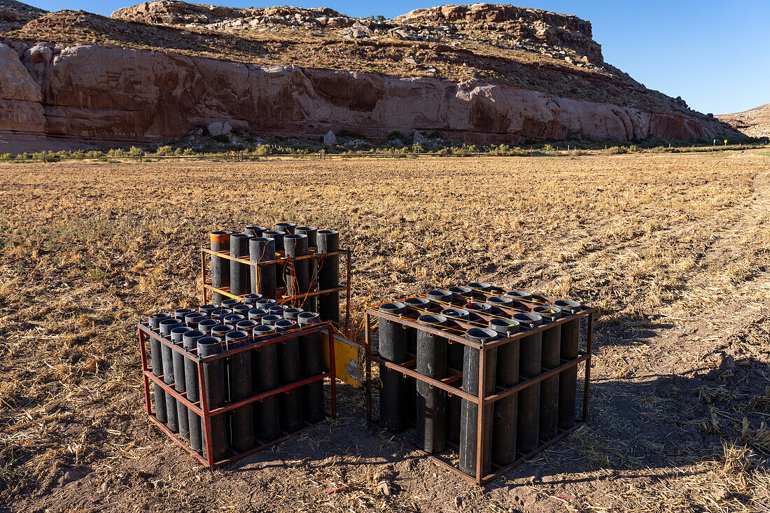 Eine Batterie von Abschussvorrichtungen für 4"- und 6"-Pyrotechnikgranaten wird auf einem Feld in Utah für eine Feuerwerksshow vorbereitet.